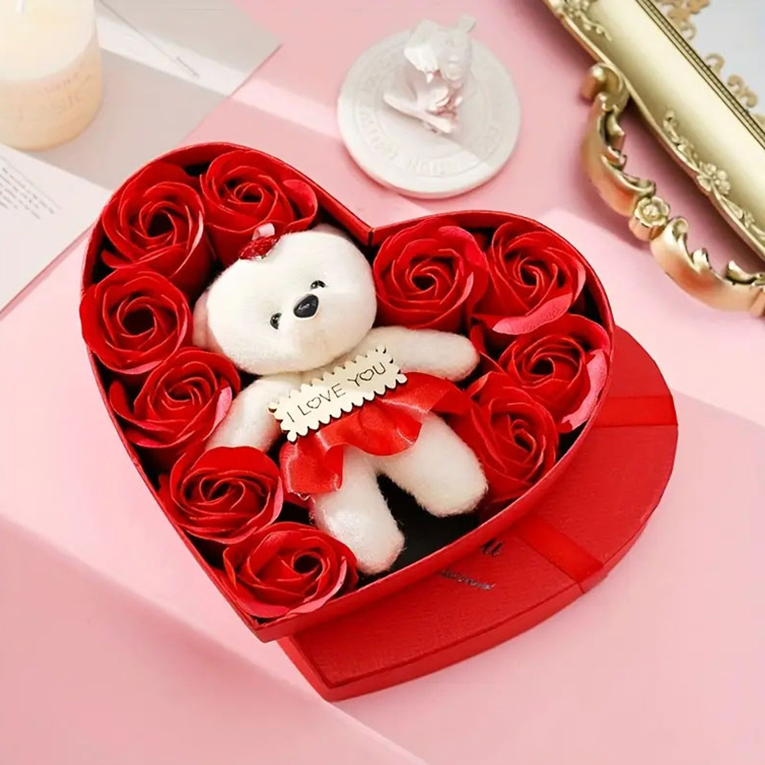 Sevgililer Günü Hediyesi Metal Kalp Kutuda Kokulu Yapay Güller ve I Love You Yazılı Sevimli Ayıcık