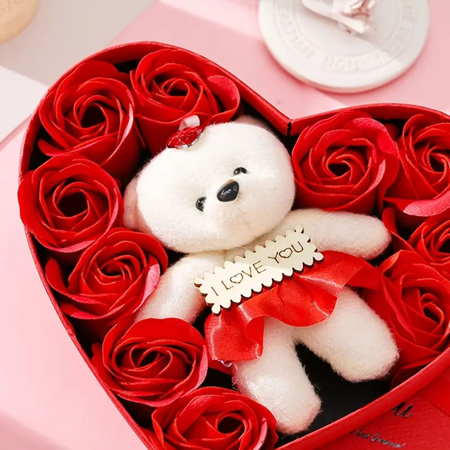 Sevgililer Günü Hediyesi Metal Kalp Kutuda Kokulu Yapay Güller ve I Love You Yazılı Sevimli Ayıcık